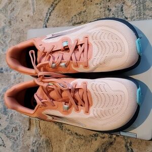 ALTRA WOMENS PEACH RUNNING SHOES. Size 9
